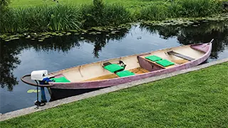 2 to 4 person whisperboat for rent in Giethoorn Village