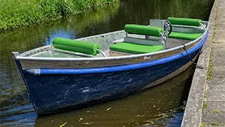 2 person boat for rent in Giethoorn Village