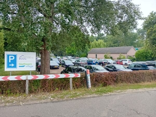 Parking at Giethoorn boat rental