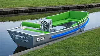 5 to 8 person rental boat in Giethoorn Village