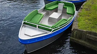 2 to 6 person luxury boat for rent in Giethoorn Village