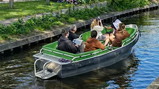 Eine private Bootstour für 6 Personen machst du bei Giethoorn Boot mieten