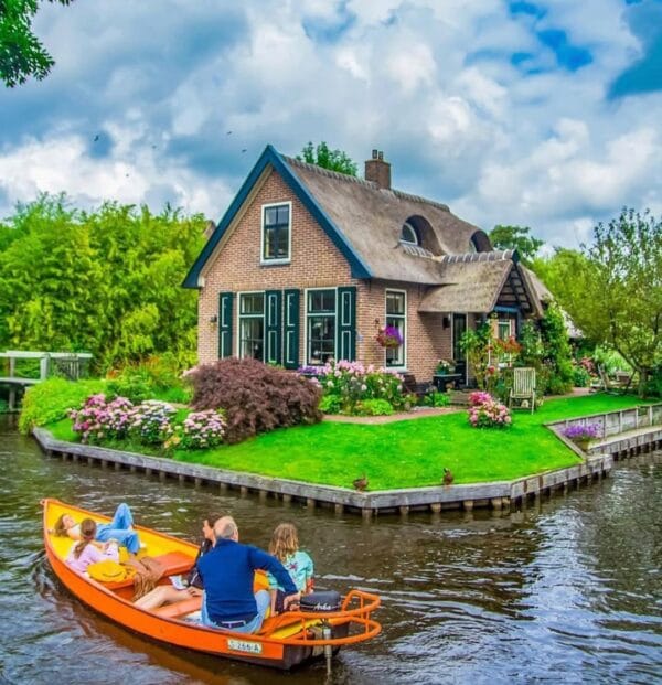 3 to 4 persons whisperboat - Image 2