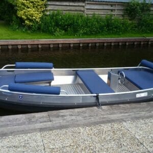Rent a 6- to 8-person boat in Giethoorn