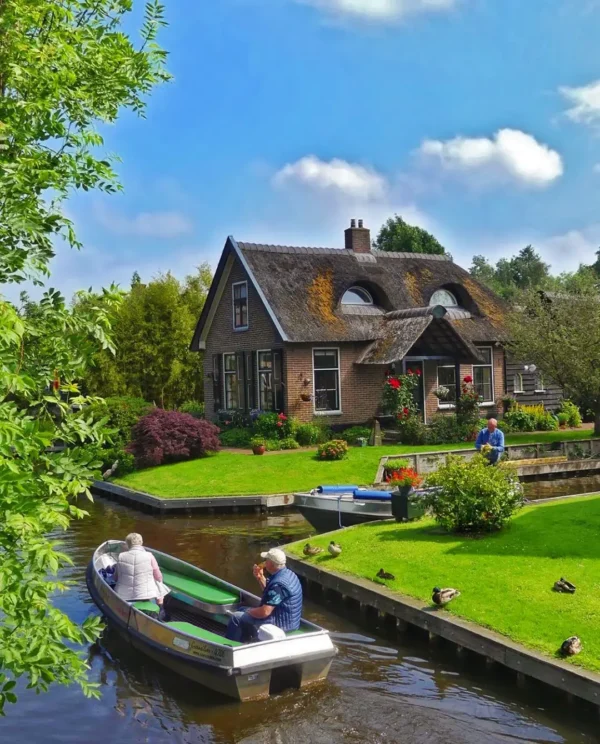 Giethoorn Village boat rental